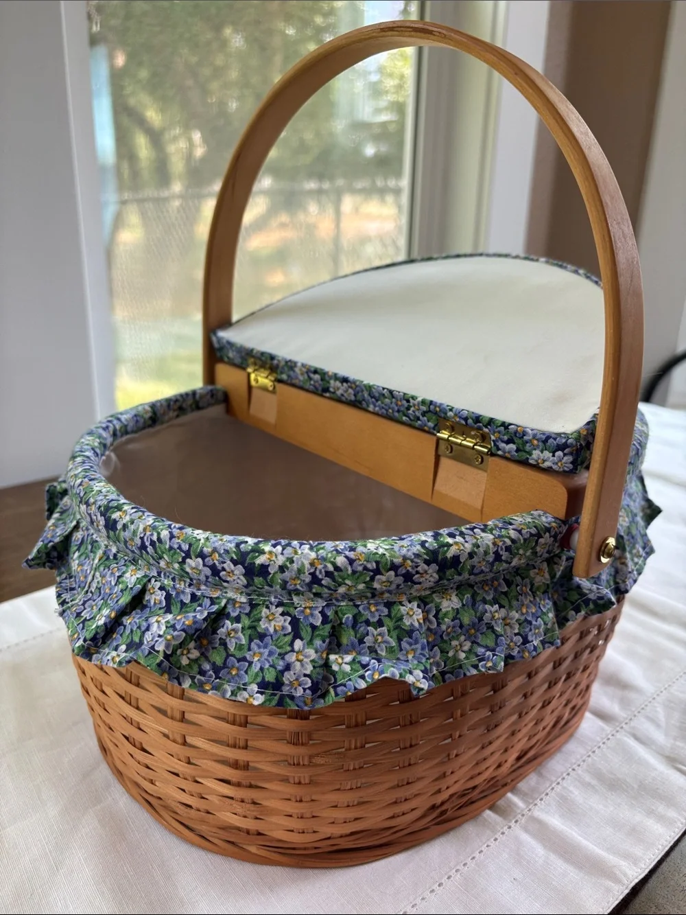 “Vintage Longaberger Style”Round Sewing Basket w/ Split Fabric Lid & Liner 11x9”